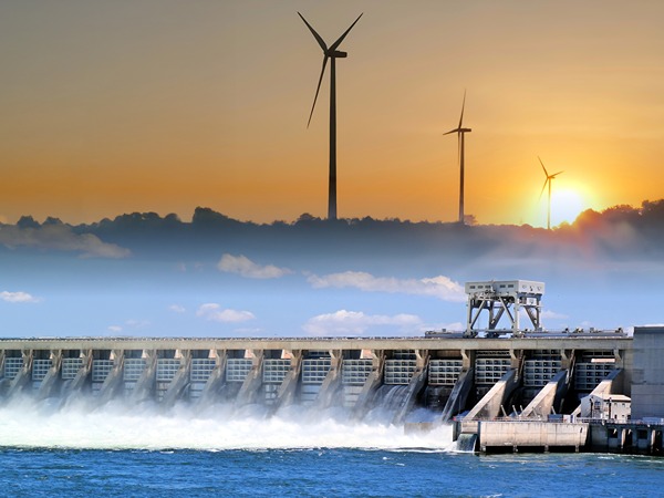 Wasserkraft- und Windkraftwerke produzieren nachhaltigen Strom